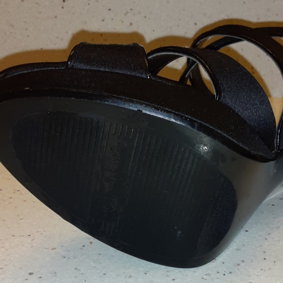 Kelly &Katie - Picture 6 of 8